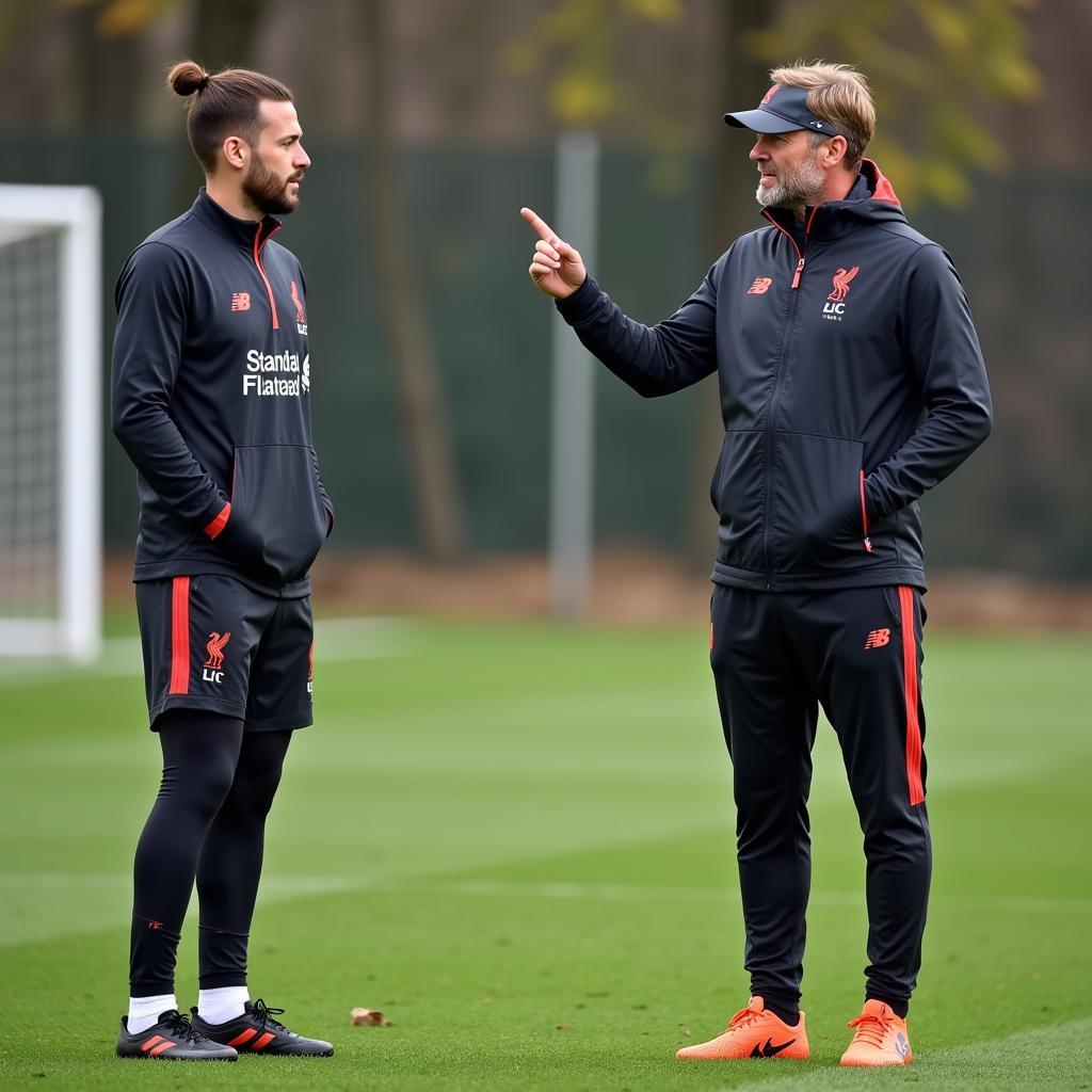 Jurgen Klopp chỉ đạo hậu vệ cánh trên sân tập